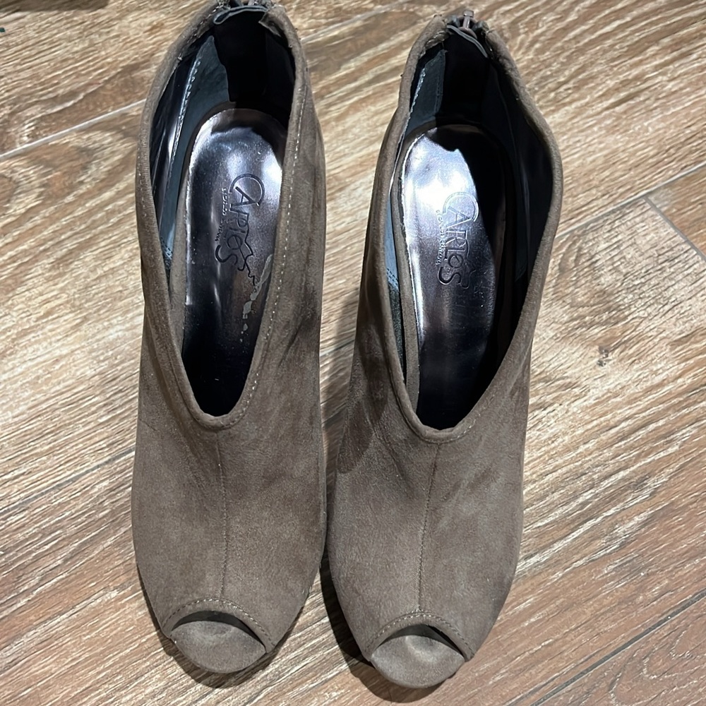 Carlos by Carlos Santana Size 6 Suede leather Worn 1x Kept in original box.